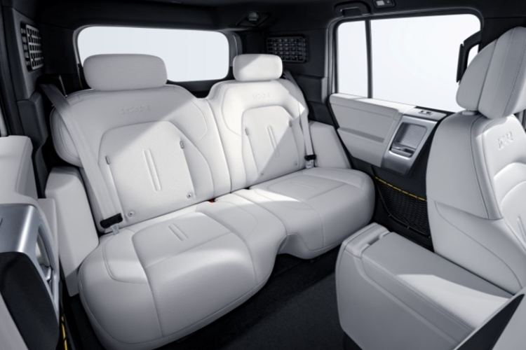 Khu vực đuôi xe dù không có lốp dự phòng nhưng bù lại V23 lại có một khoang chứa đồ nhỏ thế chỗ. Khoang này không mở được từ phía ngoài mà chỉ có thể tiếp cận từ trong cabin xe. Ngoài ra, ngoại thất của xe còn được trang bị camera trái/phải, camera gắn trên cản trước và radar trái/phải.