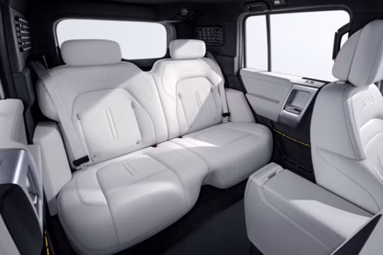 Khu vực đuôi xe dù không có lốp dự phòng nhưng bù lại V23 lại có một khoang chứa đồ nhỏ thế chỗ. Khoang này không mở được từ phía ngoài mà chỉ có thể tiếp cận từ trong cabin xe. Ngoài ra, ngoại thất của xe còn được trang bị camera trái/phải, camera gắn trên cản trước và radar trái/phải.