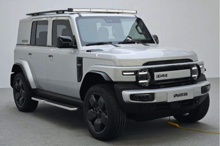 Theo công bố, mẫu xe SUV điện iCar V23 sở hữu kích thước chiều dài x rộng x cao là 4.220 x 1.915 x 1.845 mm, đi kèm chiều dài cơ sở 2.730 mm. So với những mẫu xe cùng phân khúc giá, mẫu SUV điện của Chery được đánh giá cao về khả năng off-road, xe có góc tiếp cận và góc thoát lần lượt là 43 và 41 độ, đi kèm khoảng sáng gầm lên tới 212 mm.