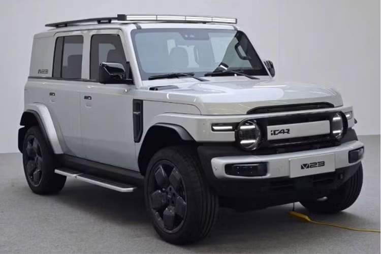 Theo công bố, mẫu xe SUV điện iCar V23 sở hữu kích thước chiều dài x rộng x cao là 4.220 x 1.915 x 1.845 mm, đi kèm chiều dài cơ sở 2.730 mm. So với những mẫu xe cùng phân khúc giá, mẫu SUV điện của Chery được đánh giá cao về khả năng off-road, xe có góc tiếp cận và góc thoát lần lượt là 43 và 41 độ, đi kèm khoảng sáng gầm lên tới 212 mm.