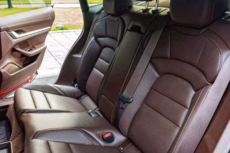 Màn hình thông tin giải trí cảm ứng 10,9 inch, màn hình 8,4 inch điều khiển điều hòa tại trung tâm. Màn hình 10,9 inch trước ghế phụ và màn hình cảm ứng 5,9 inch cho hàng ghế sau là các tùy chọn bổ sung. Porsche cũng cung cấp cho khách hàng nhiều tùy chọn ốp gỗ và bọc da cho nội thất.