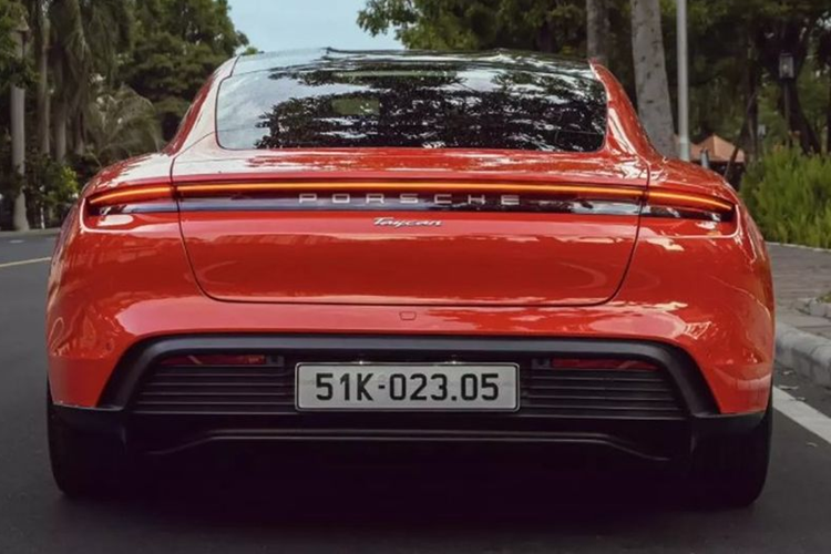 Đi kèm với đó là cụm pin dung lượng 79.2 kWh cho quãng đường di chuyển quãng đường 405 km mỗi lần sạc đầy.