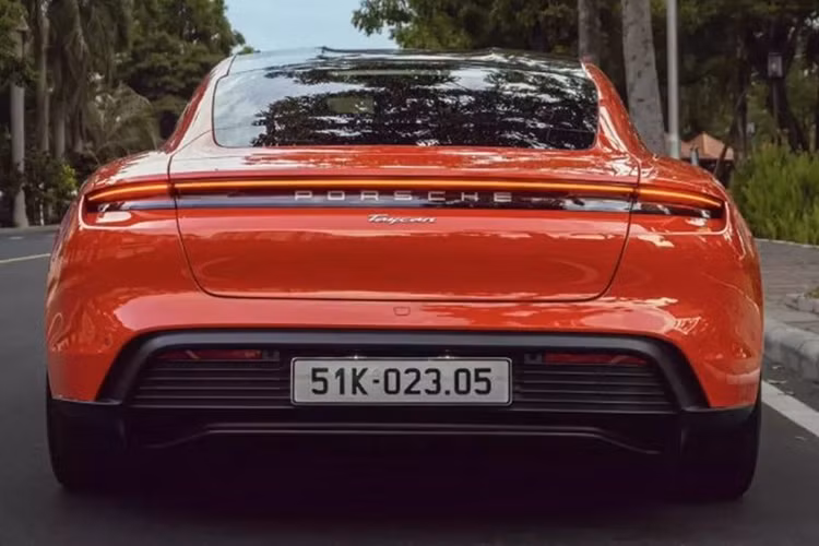 Đi kèm với đó là cụm pin dung lượng 79.2 kWh cho quãng đường di chuyển quãng đường 405 km mỗi lần sạc đầy.