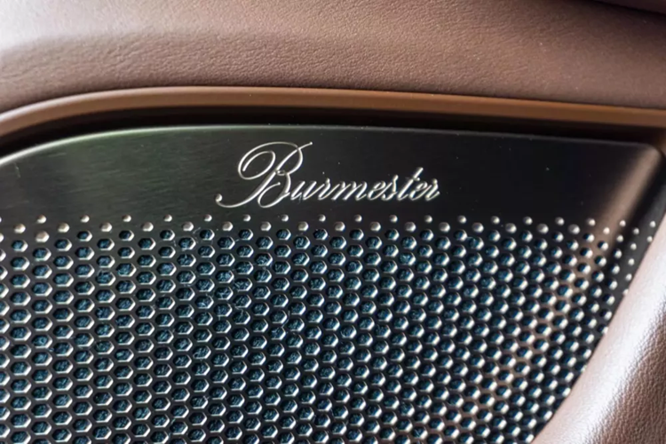 Ở trạng thái nguyên bản, chiếc Taycan có ngoại thất màu trắng ngà, kết hợp với bộ mâm đen viền trắng. Tuy nhiên, sau đó, chiếc xe đã được chủ nhân sơn lại màu đỏ, đi kèm la-zăng màu đen viền vàng đồng. Tại Việt Nam, Taycan được phân phối với 7 phiên bản, đi kèm mức giá từ 4,76 – 9,55 tỷ đồng.