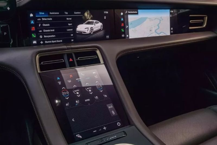 Mức giá xe Porsche Taycan của vợ chồng Đoàn Di Băng rao bán khoảng 4 tỷ đồng. Đây được coi là một mức giá hời nếu so với con số gần 8 tỷ đồng mà doanh nhân Quốc Vũ đã chi ra để tậu chiếc xe này vào thời điểm cuối năm 2021.