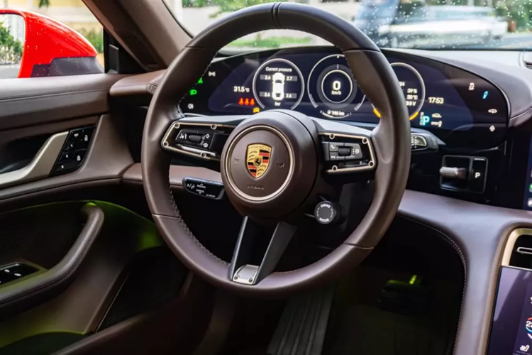 Cách đây khoảng 2 tháng, doanh nhân Quốc Vũ đã thu hút sự chú ý khi bổ sung thêm chiếc Bentley Bentayga vào bộ sưu tập xe của gia đình. Để dọn chỗ cho chiếc SUV siêu sang này, anh đã quyết định bán đi chiếc coupe thuần điện Porsche Taycan của Đoàn Di Băng.