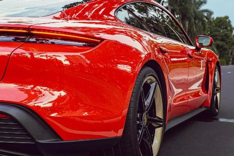 Porsche Taycan có 4 phiên bản là bản tiêu chuẩn, 4S, Turbo và Turbo S. Trong đó, phiên bản Taycan 4S được trang bị mô-tơ điện có công suất tối đa 522 mã lực cùng mô-men xoắn cực đại 640 Nm.