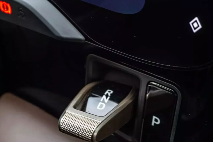 Thiết kế ngoại thất Taycan ảnh hưởng nhiều bởi dòng xe huyền thoại 911. Xe có mui ngắn và thấp của 911, trong khi phần đầu xe có nhiều đường nét mạnh mẽ của Panamera. Ở bên trong, Taycan được trang bị nhiều màn hình cỡ lớn, gồm màn hình 16,8 inch cho người lái