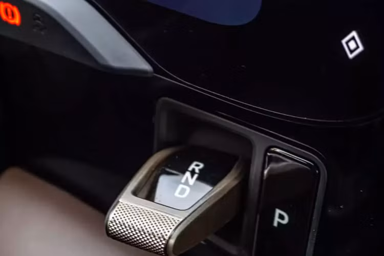 Thiết kế ngoại thất Taycan ảnh hưởng nhiều bởi dòng xe huyền thoại 911. Xe có mui ngắn và thấp của 911, trong khi phần đầu xe có nhiều đường nét mạnh mẽ của Panamera. Ở bên trong, Taycan được trang bị nhiều màn hình cỡ lớn, gồm màn hình 16,8 inch cho người lái