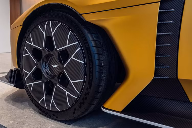 Bên trong nội thất, xe được trang bị các chi tiết trang trí bằng sợi carbon và Alcantara. Aston cho biết họ đã cải thiện cảm giác sang số bằng một núm xoay có trọng số mới dành riêng cho Valiant.