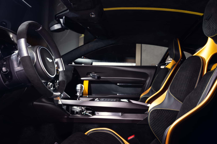 Theo người phát ngôn của Aston, mô-men xoắn không thay đổi ở mức 752 Nm, do giới hạn mô-men xoắn của hộp số. Hộp số sáu cấp là hộp số được gắn phía sau để phân bổ trọng lượng tốt hơn.