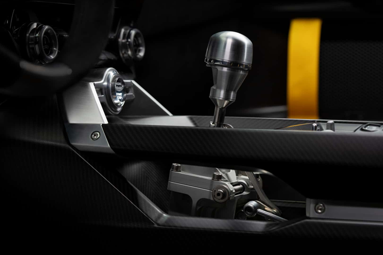 Khoang nội thất của Valiant đã được trang bị những tính năng an toàn như khung chống lât, bộ ghế xô Recaro Podium và dây an toàn bốn điểm.