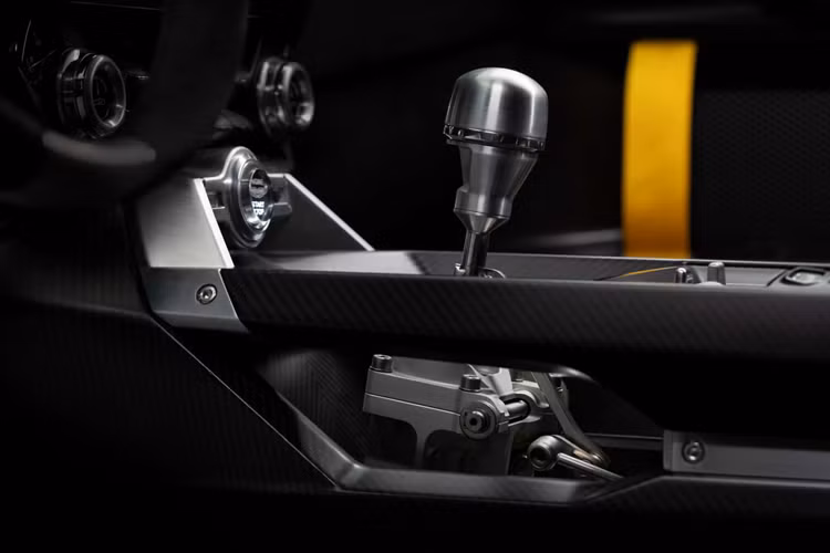 Khoang nội thất của Valiant đã được trang bị những tính năng an toàn như khung chống lât, bộ ghế xô Recaro Podium và dây an toàn bốn điểm.