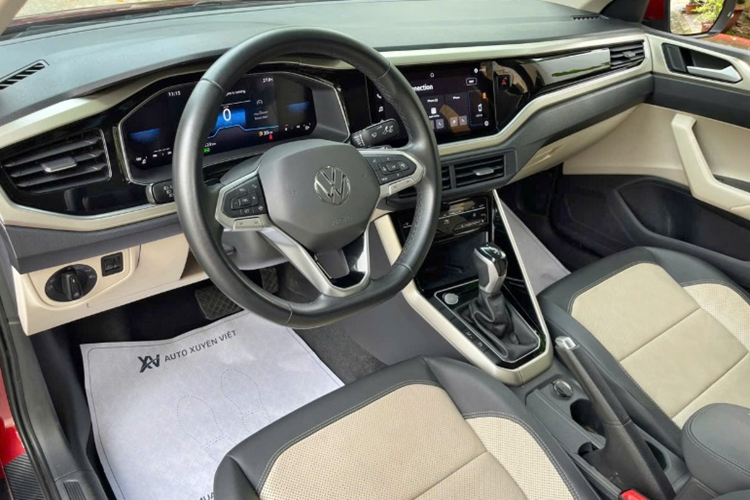 Với chiều dài cơ sở lớn 2.651 mm, không gian nội thất của Virtus rất rộng rãi. Bố cục thiết kế gọn gàng, khoa học với các đường nét hài hoà. Các chi tiết viền tinh xảo mạ chrome và vật liệu cao cấp trong nội thất có đèn viền của Virtus toát lên vẻ sang trọng, tinh tế.