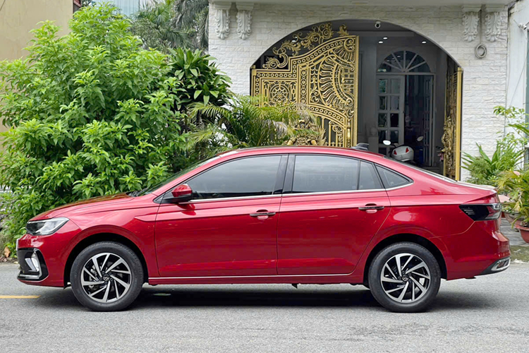 Nhìn chung các chi tiết trên xe vẫn còn khá mới. Volkswagen Virtus tại Việt Nam sở hữu kích thước dài x rộng x cao lần lượt là 4.561 x 1.752 x 1.507 mm, chiều dài cơ sở 2.651mm.