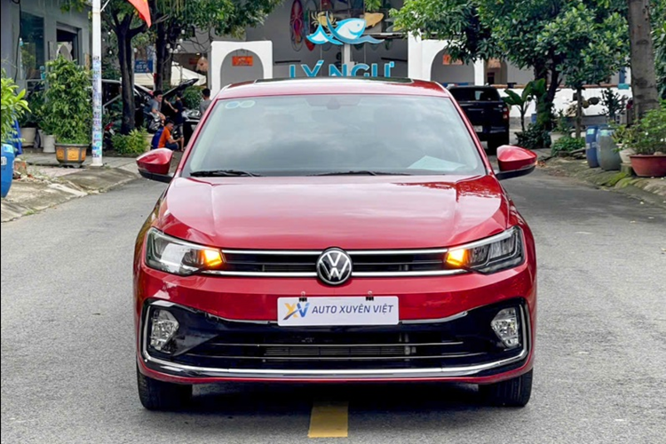 Điều này có nghĩa, sau một năm sử dụng, chủ xe Volkswagen Virtus bản Luxury đời 2022 này đã chấp nhận lỗ 502 triệu đồng. Chiếc xe được chủ nhân quảng cáo là "chạy lướt như mới không một tỳ vết, đầm chắc như xe tăng". Theo hình ảnh được chia sẻ, chiếc Volkswagen Virtus bản Luxury sở hữu ngoại thất màu đỏ bắt mắt.