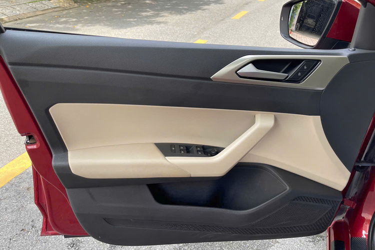 Xe được trang bị các tiện ích hiện đại như: màn hình thông tin giải trí cảm ứng 10 inch, bảng đồng hồ kỹ thuật số 8 inch có thể điều chỉnh hoặc thay đổi giao diện, sạc không dây, hàng ghế trước có tính năng làm mát, hệ thống âm thanh 8 loa, cửa sổ trời,...