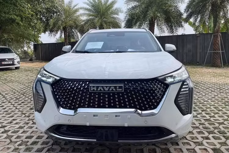 Dù ở phiên bản nào, Haval Jolion cũng dùng hệ truyền động hybrid bao gồm máy xăng 4 xi-lanh, tăng áp, dung tích 1.5L, mô-tơ điện và hộp số tự động DHT. Hệ truyền động này tạo ra công suất tổng cộng 186 mã lực và mô-men xoắn cực đại 375 Nm. Xe sẽ có 4 chế độ lái, bao gồm Normal, Sport, Economy và Snow.