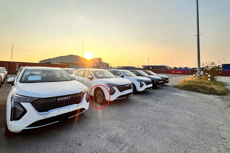 Tuy nhiên, nếu giống với trường hợp của đàn anh Haval H6 thì mẫu SUV cỡ B này dự kiến sẽ có trang bị tương tự xe đang bán tại Thái Lan. Haval Jolion dành cho Việt Nam sở hữu ngoại hình về cơ bản là giống xe tại Thái Lan. Tuy nhiên, ở khu vực phía sau xe, logo Haval đã được thay bằng GWM, giúp cửa cốp trông gọn gàng và đỡ rối mắt hơn.