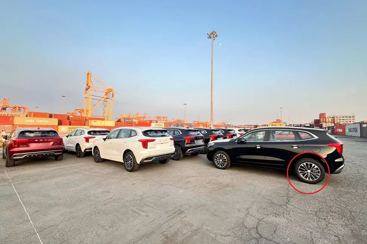 GWM được viết tắt từ Great Wall Motor - công ty mẹ của thương hiệu Haval. Haval Jolion được định vị trong phân khúc SUV cỡ B nhưng lại sở hữu kích thước khá lớn. Theo đó, xe có kích thước dài x rộng x cao lần lượt là 4.472 x 1.841 x 1.574 mm và chiều dài cơ sở 2.700 mm.