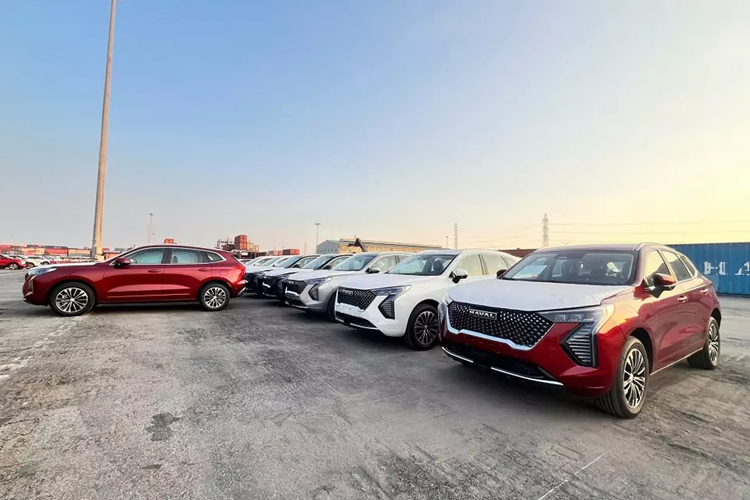 Sau hơn nửa năm để người tiêu dùng trong nước chờ đợi, cuối cùng thì mẫu SUV cỡ nhỏ Haval Jolion 2024 mới cũng đã về Việt Nam. Hình ảnh những chiếc SUV cỡ B này tại cảng và đại lý ở Việt Nam hiện đã được chia sẻ rộng rãi trên mạng xã hội.