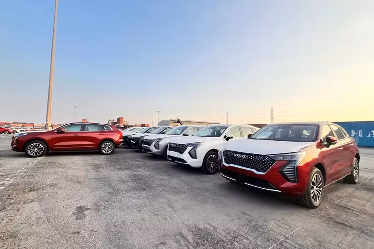 Sau hơn nửa năm để người tiêu dùng trong nước chờ đợi, cuối cùng thì mẫu SUV cỡ nhỏ Haval Jolion 2024 mới cũng đã về Việt Nam. Hình ảnh những chiếc SUV cỡ B này tại cảng và đại lý ở Việt Nam hiện đã được chia sẻ rộng rãi trên mạng xã hội.