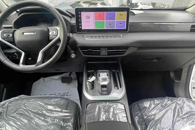 Với bản Ultra, nội thất của xe có thêm gương chiếu hậu chống chói, màn hình thông tin giải trí 12,3 inch, màn hình hiển thị thông tin kính lái HUD, sạc điện thoại không dây và hệ thống lọc không khí PM2.5. Không chỉ trang bị tiện nghi mà các tính năng an toàn giữa 2 phiên bản này cũng có sự khác biệt.