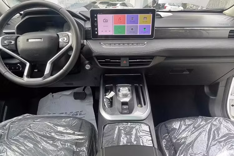 Với bản Ultra, nội thất của xe có thêm gương chiếu hậu chống chói, màn hình thông tin giải trí 12,3 inch, màn hình hiển thị thông tin kính lái HUD, sạc điện thoại không dây và hệ thống lọc không khí PM2.5. Không chỉ trang bị tiện nghi mà các tính năng an toàn giữa 2 phiên bản này cũng có sự khác biệt.