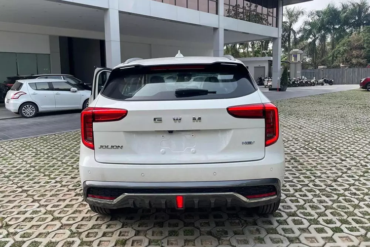 So với những đối thủ cùng phân khúc như Hyundai Creta, Honda HR-V hay Kia Seltos, mẫu xe Trung Quốc này lớn hơn đáng kể. Ngay cả Toyota Corolla Cross và Subaru Crosstrak cũng nhỏ hơn Haval Jolion. Về mặt trang bị, Haval Jolion bản Pro ở thị trường Thái Lan sở hữu hệ thống đèn LED xung quanh xe