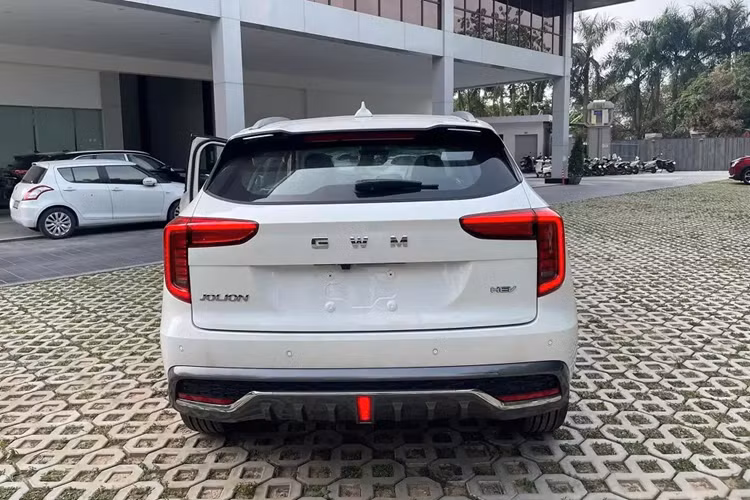 So với những đối thủ cùng phân khúc như Hyundai Creta, Honda HR-V hay Kia Seltos, mẫu xe Trung Quốc này lớn hơn đáng kể. Ngay cả Toyota Corolla Cross và Subaru Crosstrak cũng nhỏ hơn Haval Jolion. Về mặt trang bị, Haval Jolion bản Pro ở thị trường Thái Lan sở hữu hệ thống đèn LED xung quanh xe