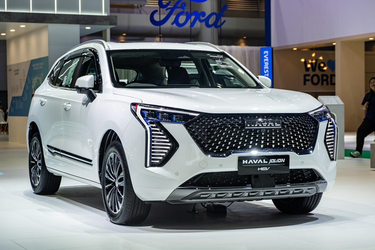 Theo đó, bản Pro sở hữu 6 túi khí, hệ thống kiểm soát hành trình thích ứng, hỗ trợ lái khi tắc đường, cảnh báo áp suất lốp, nhận biết biển báo giao thông, cảnh báo khi xe chạy quá tốc độ, cảnh báo va chạm phía trước, cảnh báo lệch làn đường, hỗ trợ giữ làn đường, cảnh báo chuyển làn đường, cảnh báo điểm mù, cảnh báo phương tiện cắt ngang khi lùi, cảnh báo điểm mù khi lùi tích hợp hỗ trợ phanh, cảnh báo người lái mất tập trung, 3 cảm biến hỗ trợ đỗ xe phía sau và camera lùi.