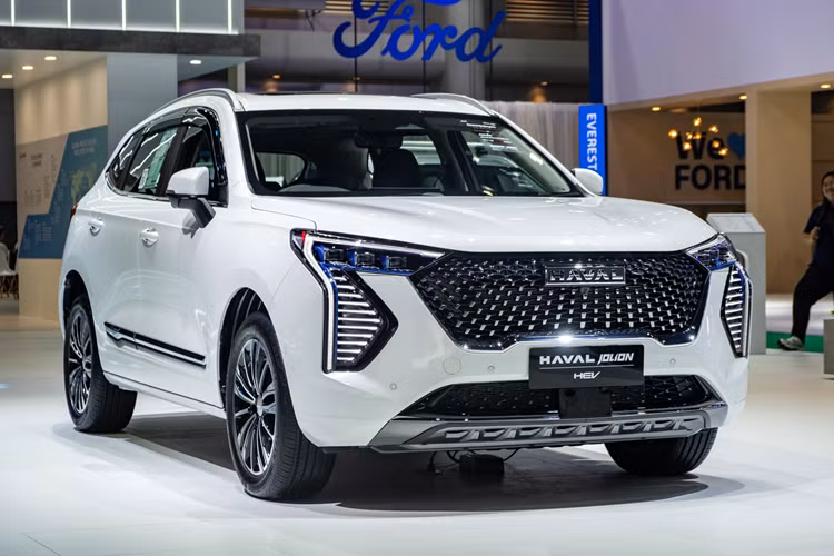 Theo đó, bản Pro sở hữu 6 túi khí, hệ thống kiểm soát hành trình thích ứng, hỗ trợ lái khi tắc đường, cảnh báo áp suất lốp, nhận biết biển báo giao thông, cảnh báo khi xe chạy quá tốc độ, cảnh báo va chạm phía trước, cảnh báo lệch làn đường, hỗ trợ giữ làn đường, cảnh báo chuyển làn đường, cảnh báo điểm mù, cảnh báo phương tiện cắt ngang khi lùi, cảnh báo điểm mù khi lùi tích hợp hỗ trợ phanh, cảnh báo người lái mất tập trung, 3 cảm biến hỗ trợ đỗ xe phía sau và camera lùi.