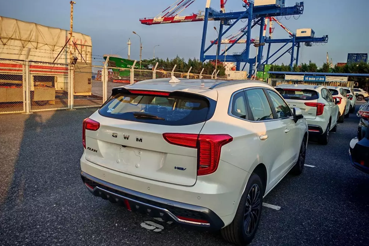 Lượng xăng tiêu thụ trung bình của Haval Jolion là 23,8 km/lít (khoảng 4,2 lít/100 km). Theo thông tin từ đại lý, Haval Jolion sẽ được giao cho khách Việt ngay trong tháng 11/2024. Do đó, ngày ra mắt của xe có lẽ không còn xa. Giá xe Haval Jolion tại Việt Nam hiện vẫn chưa được hé lộ nhưng đại lý hứa hẹn sẽ khởi điểm dưới 700 triệu đồng.