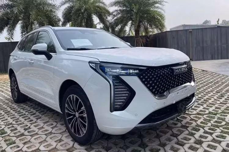 Bên trong xe, Haval Jolion Pro được trang bị ghế/vô lăng bọc da, ghế lái chỉnh điện/làm mát, bảng đồng hồ kỹ thuật số 7 inch, màn hình cảm ứng trung tâm 10,25 inch, hỗ trợ kết nối Apple CarPlay, điều hòa tự động 2 vùng độc lập, hệ thống âm thanh 6 loa, ra lệnh bằng giọng nói, phanh tay điện tử và tự động giữ phanh tạm thời.