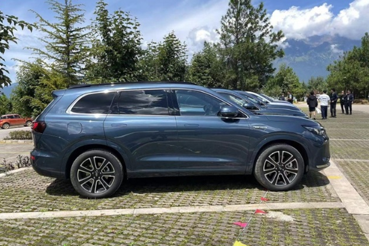 Xe được trang bị cụm đồng hồ kỹ thuật số toàn phần cong 10,25 inch; màn hình giải trí 15,6 inch 2K; bộ sạc điện thoại không dây kép 50W và hệ thống âm thanh Huawei Sound. Không chỉ bản Pro mà tất cả các phiên bản còn lại của Aito M7 Pro đều có ghế bọc da Nappa với chức năng sưởi và thông gió cho hàng ghế thứ nhất và thứ hai.