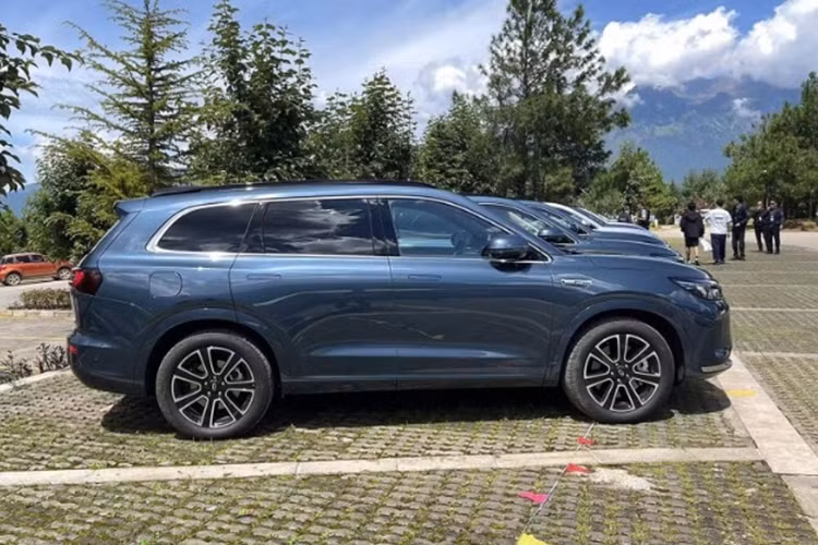 Xe được trang bị cụm đồng hồ kỹ thuật số toàn phần cong 10,25 inch; màn hình giải trí 15,6 inch 2K; bộ sạc điện thoại không dây kép 50W và hệ thống âm thanh Huawei Sound. Không chỉ bản Pro mà tất cả các phiên bản còn lại của Aito M7 Pro đều có ghế bọc da Nappa với chức năng sưởi và thông gió cho hàng ghế thứ nhất và thứ hai.