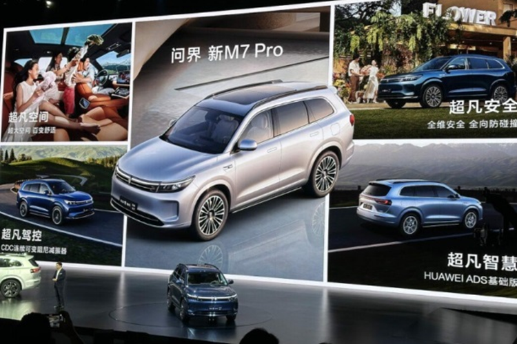 Hai hàng ghế này còn có thêm tính năng massage nếu khách hàng mua bản 6 chỗ. Về trang bị an toàn, Aito M7 Pro mới sở hữu hệ thống lái tự động Huawei Qiankun 3.0 ADS cho phép hỗ trợ lái xe tự động trên các đường cao tốc, nhưng không hỗ trợ trong khu vực đô thị.