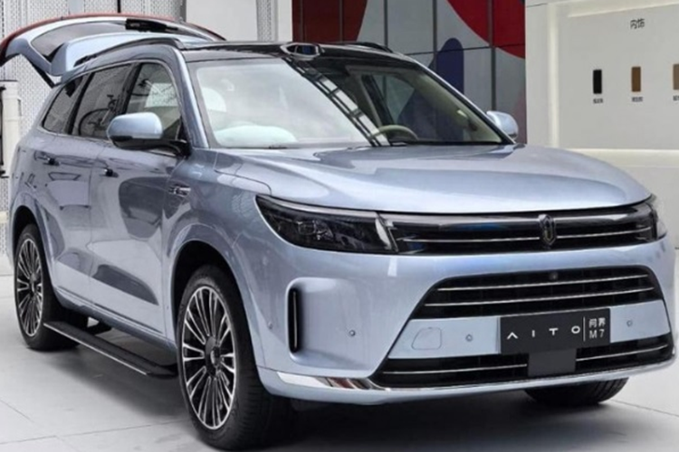 Khách hàng mua phiên bản của mẫu xe SUV Aito M7 Pro 2024 mới này có thể tùy ý chọn lựa các màu sắc ngoại thất như: xanh thiên hà, đen, xám, xanh da trời và bạc pha lê băng. Về nội thất, bên trong khoang cabin của Aito M7 Pro nổi bật với các tông màu ấm làm chủ đạo.