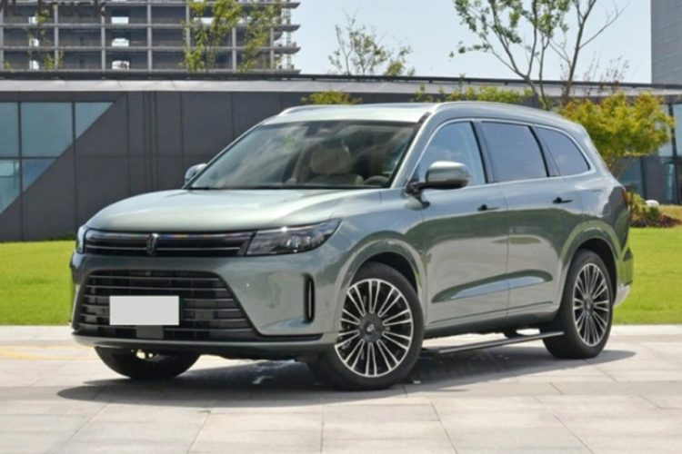 Theo đó, Aito M7 đang được bán ra với 4 phiên bản, đi cùng mức giá dao động từ 249.800 đến 289.800 NDT (tương đương 869 triệu - 1 tỷ đồng). Aito M7 Pro 2024 mới sở hữu kích thước và thiết kế khá tương đồng với phiên bản Ultra. Xe có chiều dài x rộng x cao lần lượt là 5.020 x 1.945 x 1.760 mm và chiều dài cơ sở 2.820 mm.