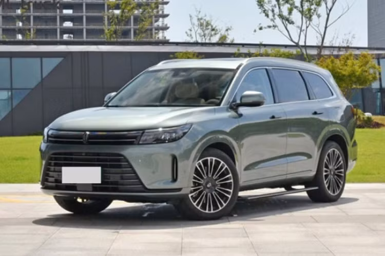 Theo đó, Aito M7 đang được bán ra với 4 phiên bản, đi cùng mức giá dao động từ 249.800 đến 289.800 NDT (tương đương 869 triệu - 1 tỷ đồng). Aito M7 Pro 2024 mới sở hữu kích thước và thiết kế khá tương đồng với phiên bản Ultra. Xe có chiều dài x rộng x cao lần lượt là 5.020 x 1.945 x 1.760 mm và chiều dài cơ sở 2.820 mm.