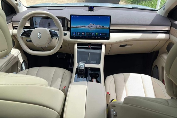 Tại khu vực đô thị, xe sẽ được hỗ trợ bởi các tính năng như: giữ làn đường (LCC), nhận diện đèn giao thông (LCC+), hỗ trợ đỗ xe có sẵn cho hơn 160 loại không gian đỗ, phanh khẩn cấp tự động phía trước được hỗ trợ ở tốc độ 4-130 km/h, phanh tự động khẩn cấp phía sau được hỗ trợ ở tốc độ từ 4-15 km/h.