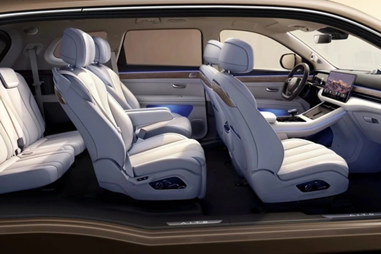 Chưa hết, Aito M7 Pro còn được trang bị ba radar sóng milimet, 10 camera độ phân giải cao và 12 cảm biến siêu âm. Cung cấp sức mạnh cho M7 Pro vẫn là hai tùy chọn hệ truyền động.