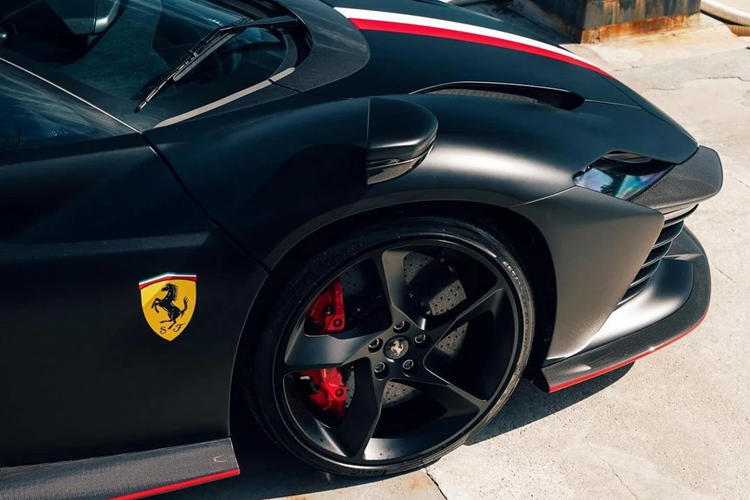 Mâm xe khí động học kích thước 20 inch ở cầu trước và 21 inch ở cầu sau được sơn màu đen mờ tương tự ngoại thất. Đi kèm là kẹp phanh màu đỏ của thương hiệu Brembo. Chiếc siêu xe này có nội thất bọc Alcantara màu đỏ Rosso FX và đen Nero.