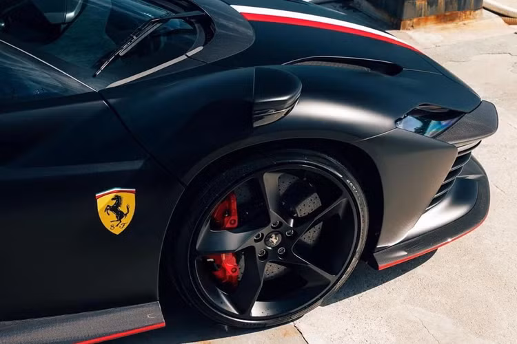 Mâm xe khí động học kích thước 20 inch ở cầu trước và 21 inch ở cầu sau được sơn màu đen mờ tương tự ngoại thất. Đi kèm là kẹp phanh màu đỏ của thương hiệu Brembo. Chiếc siêu xe này có nội thất bọc Alcantara màu đỏ Rosso FX và đen Nero.