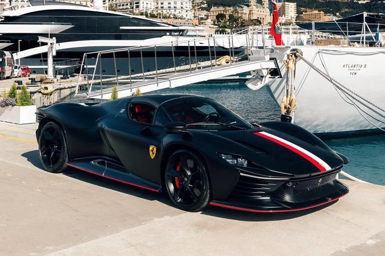 Phần ốp thân dưới được làm từ sợi carbon với viền đỏ, đi kèm tùy chọn huy hiệu Ferrari cỡ lớn nằm 2 bên thân xe. Số đeo 16 của Charles Leclerc được đặt nằm ở rìa cột C của cánh cửa, tương tự chiếc 488 Pista Spider.