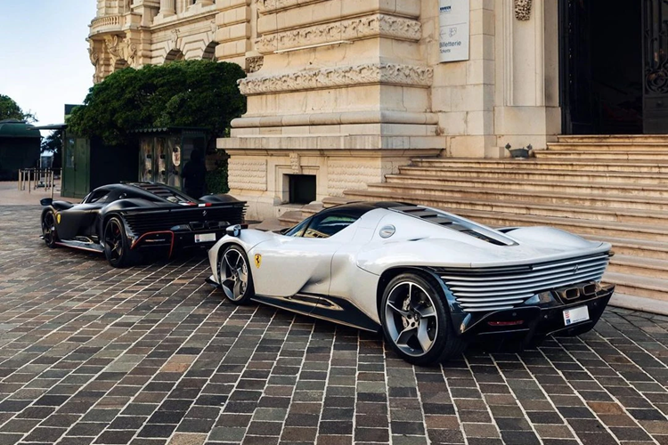 Vào mùa giải 2025, tay đua 7 lần vô địch Lewis Hamilton sẽ gia nhập đội đua Scuderia Ferrari, thay thế cho Carlos Sainz. Rất có thể Ferrari sẽ cung cấp cho tay đua người Anh nhiều mẫu xe hàng hiếm khác của thương hiệu.