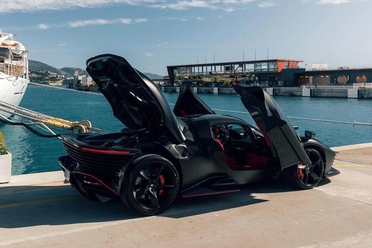 Mới đây, tay đua trẻ tuổi người Monaco vừa bổ sung cho bộ sưu tập của mình siêu phẩm Ferrari Daytona SP3 bản giới hạn. Đây là mẫu xe thuộc dải sản phẩm Icona đẳng cấp nhất, được sản xuất giới hạn 599 chiếc toàn cầu.