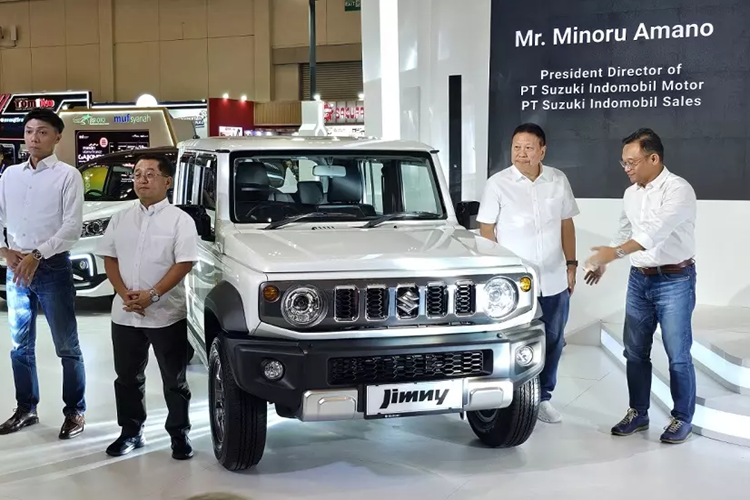 Trong triển lãm Gaikindo Jakarta Auto Show 2024 diễn ra tại Indonesia từ ngày 22/11, hãng Suzuki đã chính thức ra mắt phiên bản giới hạn mới mang tên White Rhino Edition của dòng xe Jimny 5 cửa. Đúng như tên gọi, Suzuki Jimny White Rhino Edition 2025 mới sở hữu màu sơn ngoại thất chủ đạo là trắng Pearl Arctic White. 