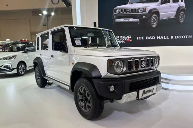 Ngoài những thay đổi kể trên, Suzuki Jimny White Rhino Edition không có gì khác biệt so với các bản thường. Xe cũng được trang bị vành hợp kim 15 inch, ghế bọc nỉ, bảng đồng hồ analog, màn hình cảm ứng trung tâm 9 inch, hỗ trợ kết nối với điện thoại thông minh, điều hòa tự động, 6 túi khí, camera lùi và 4 cảm biến hỗ trợ đỗ xe.