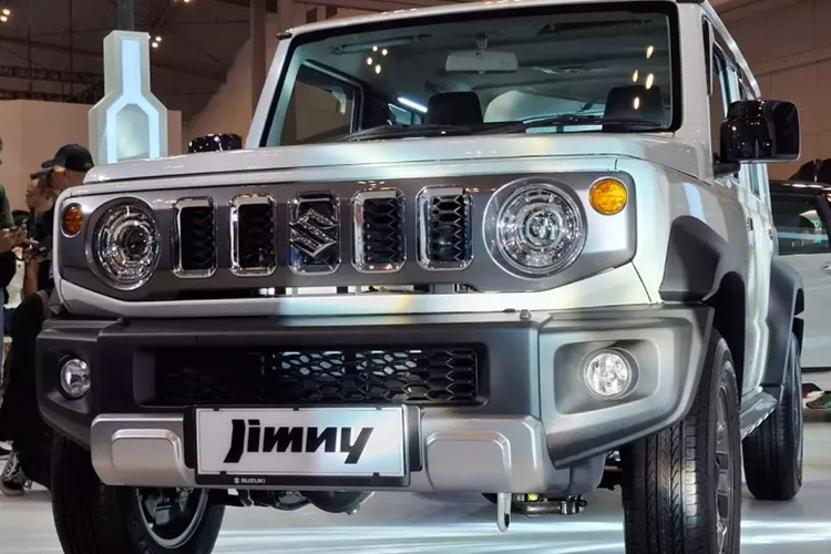 Chưa dừng ở đó, Suzuki Jimny White Rhino Edition được bổ sung ốp màu bạc bên dưới cản trước và bệ cửa. Trong khi đó, vỏ của lốp dự phòng có thêm hình ảnh con tê giác cho phù hợp với cái tên White Rhino Edition.